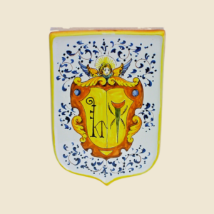 Shield shaped tile cm 25 x cm 18 cote of arms