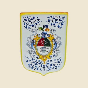 Shield shaped tile cm 25 x cm 18 cote of arms