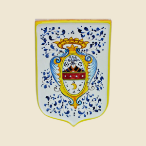 Shield shaped tile cm 25 x cm 18 cote of arms